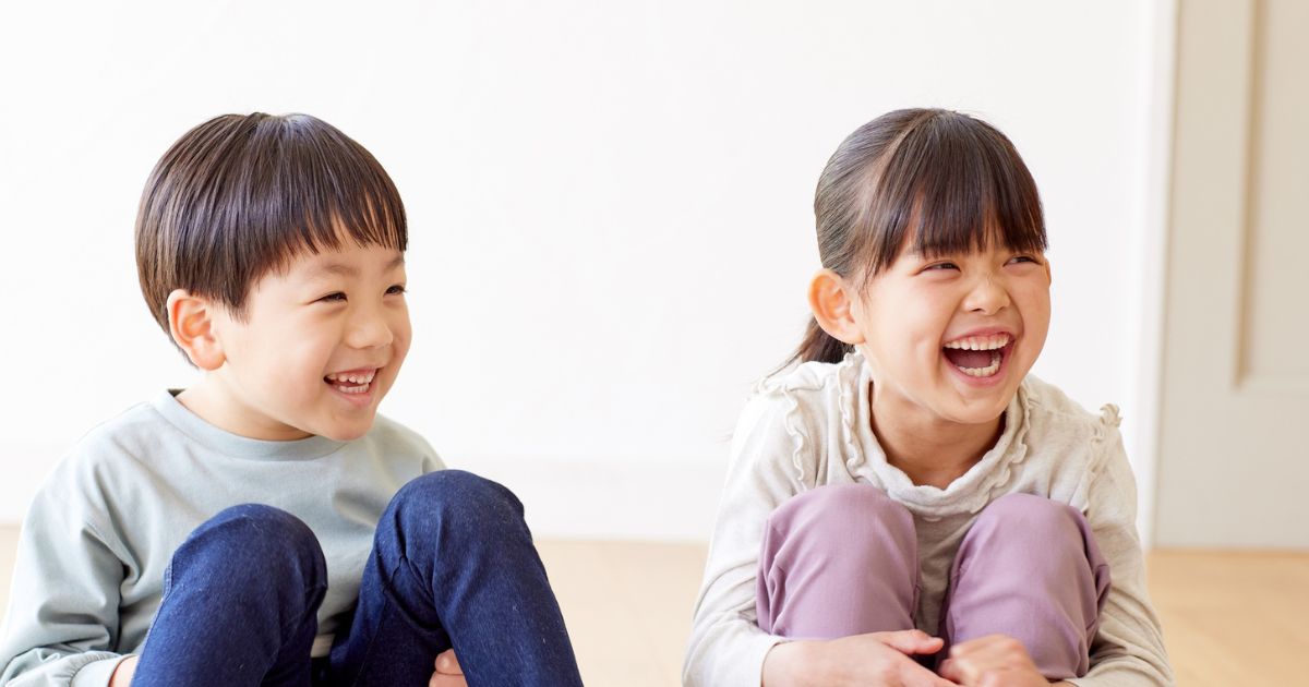 並んで笑う子どもたち