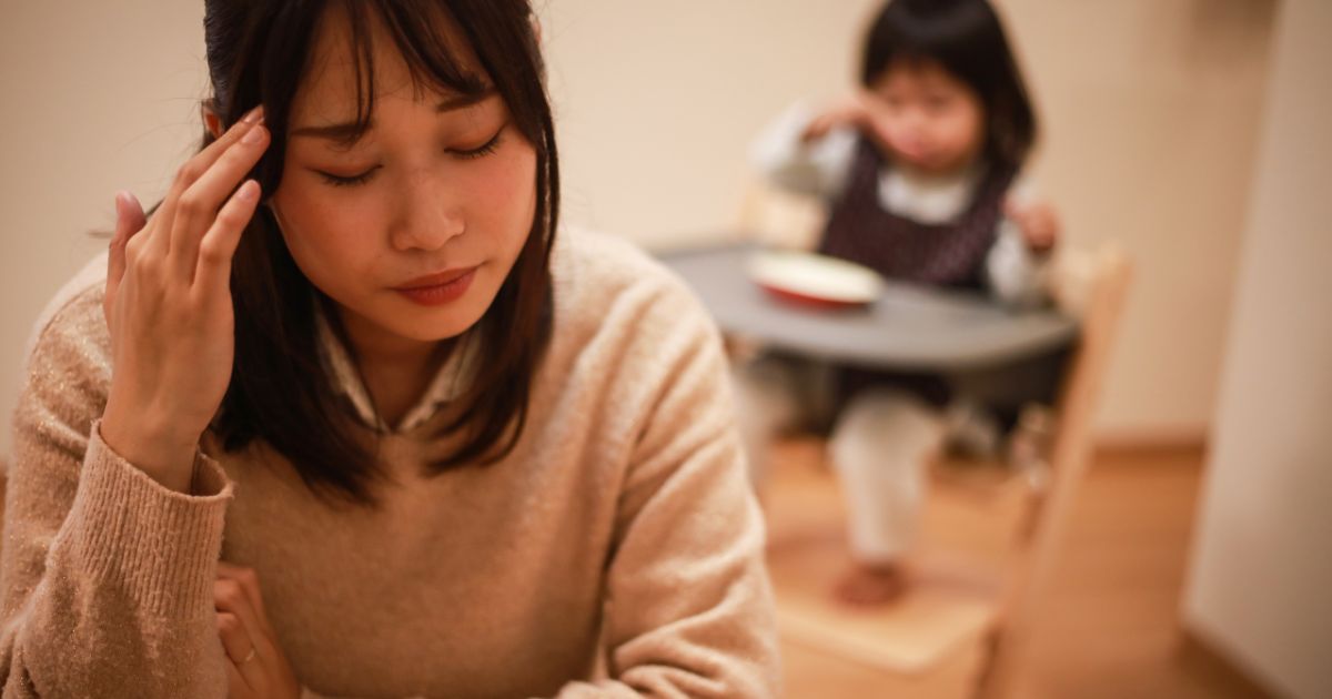 悩む親