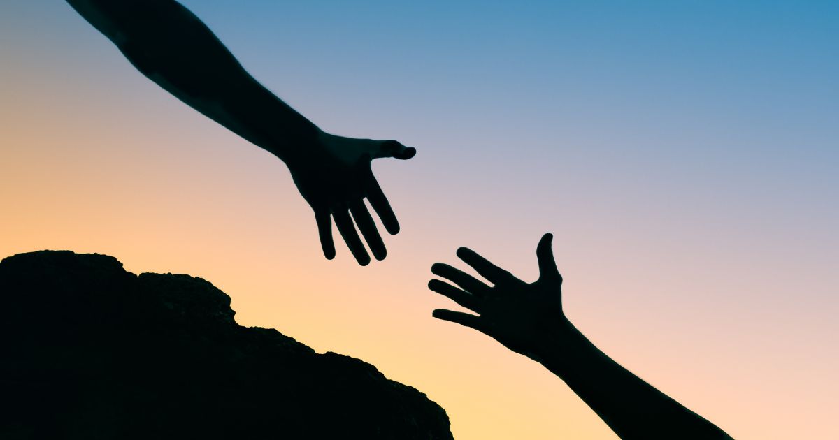 手を伸ばし合う影