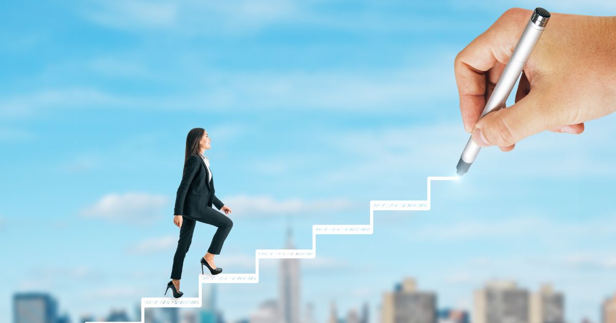 階段を登っている女性