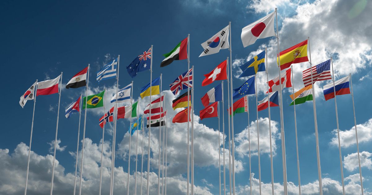世界の国旗が空にたなびいている