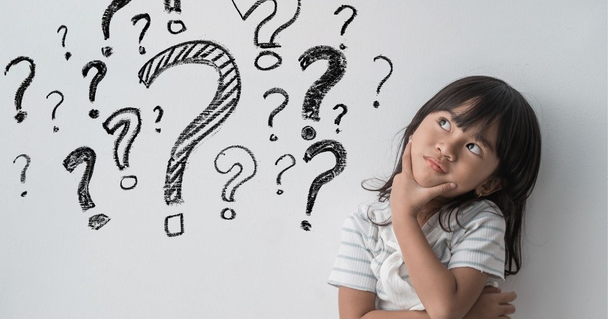 考える子どもの画像