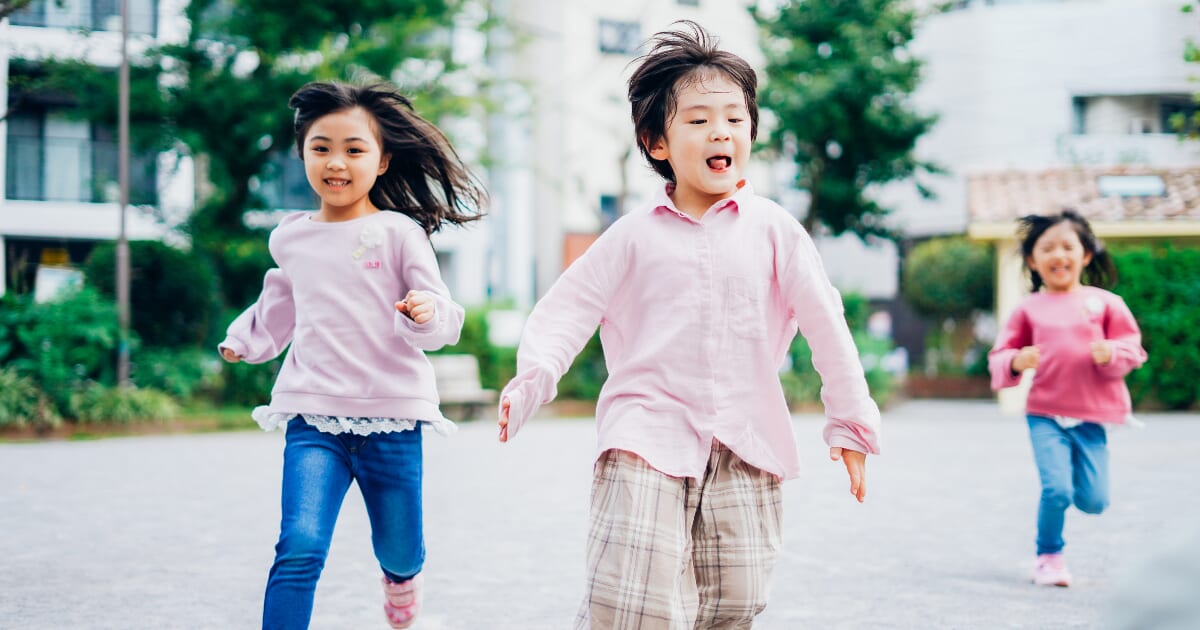 公園で遊ぶ子ども