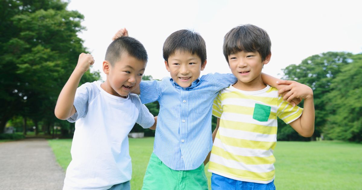 肩を組む男の子3人
