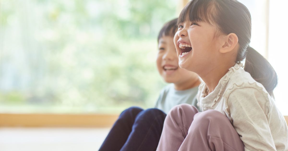 大笑いしている女の子