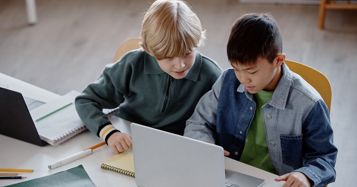 欧米人とアジア人の男の子二人