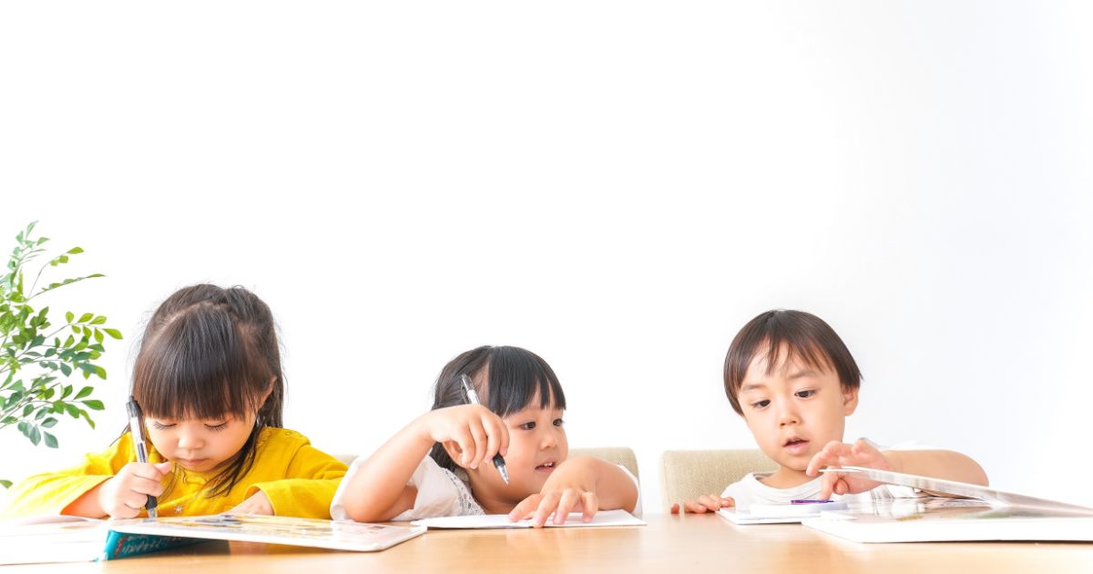 創作活動をする3人の子ども