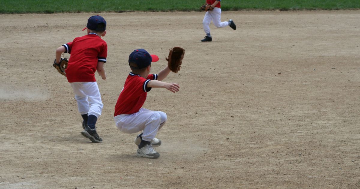 こどもたちが野球をしている