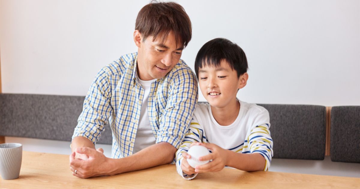 野球ボールを持つ父と子