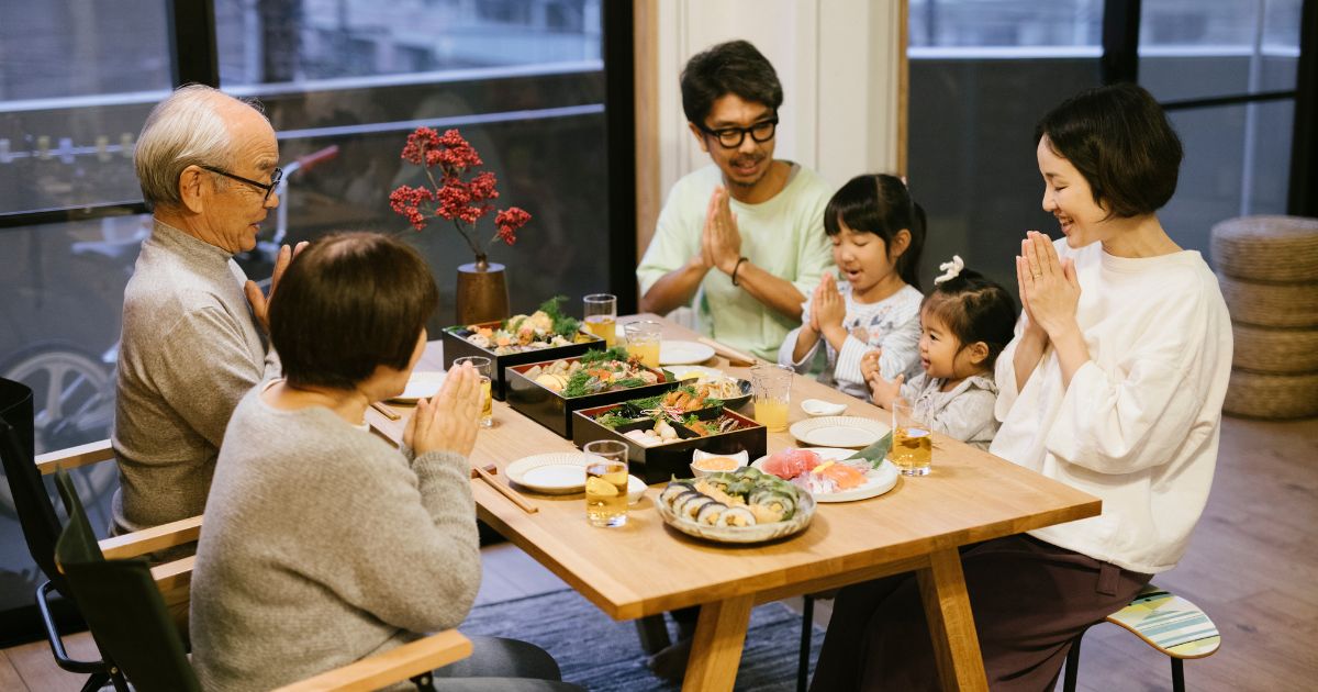 お節を食べる家族