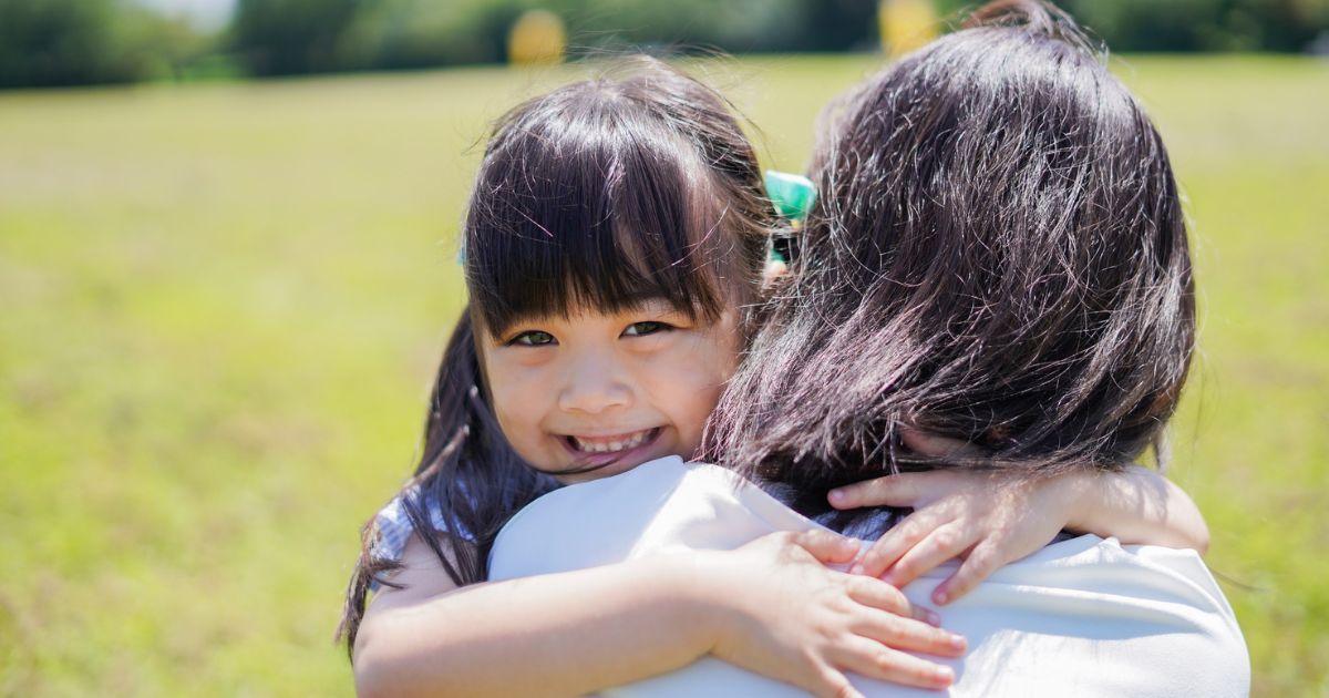 抱きしめる親子の画像