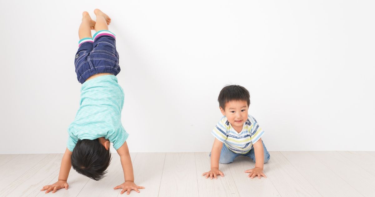 逆立ちをする子どもの画像