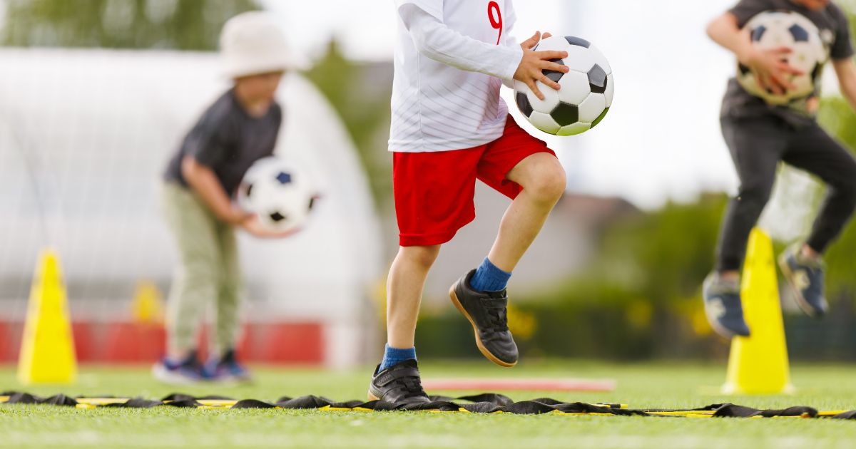 サッカーをする子どもの画像