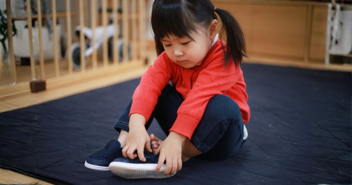 靴を履く子ども