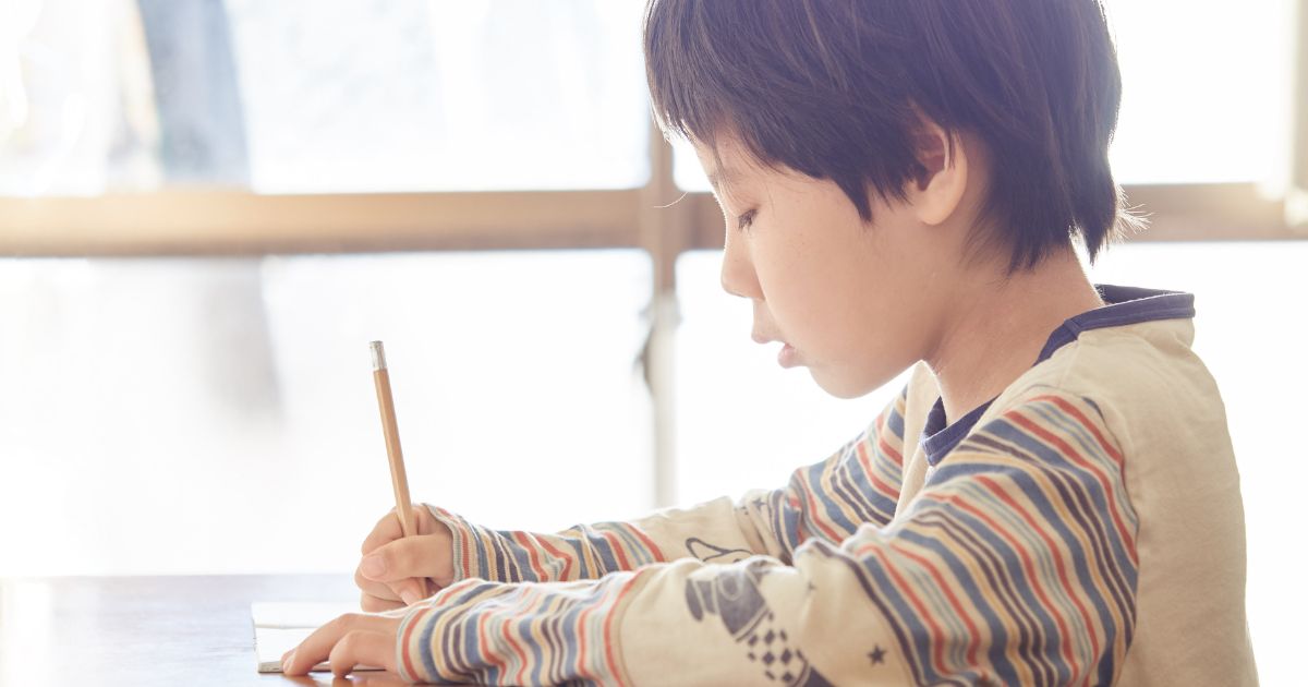 宿題する子ども