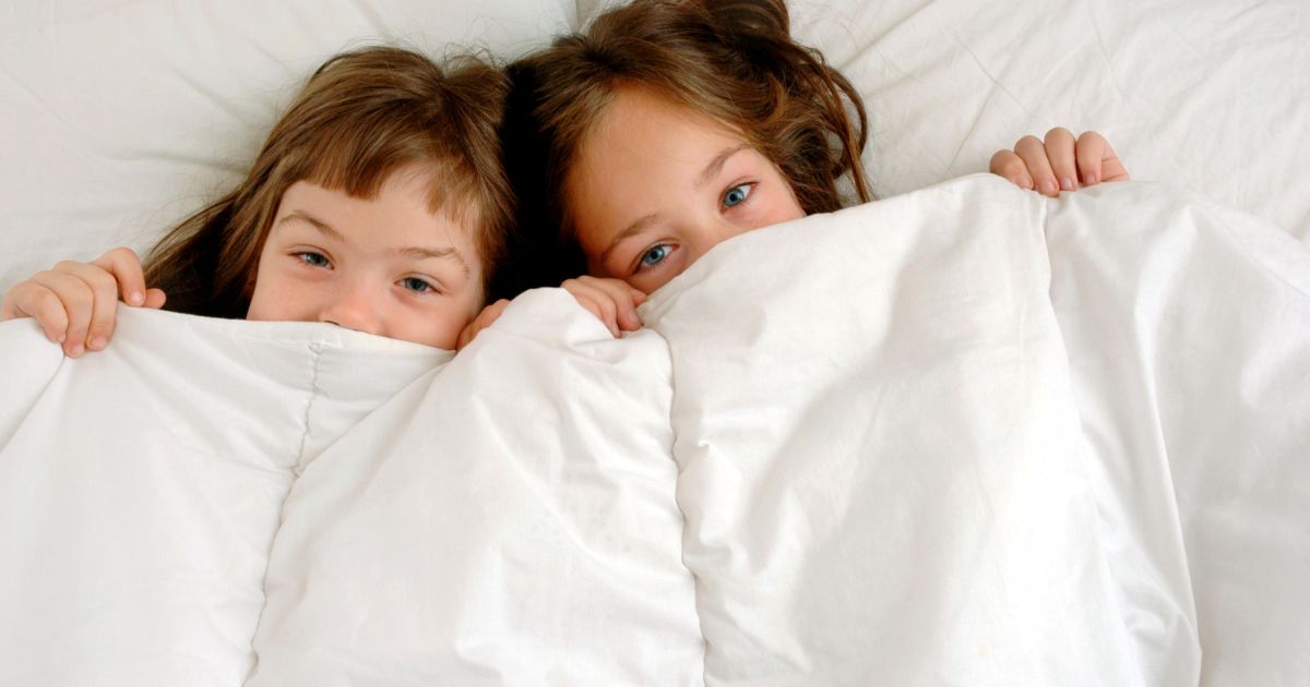 ベッドで寝る子供たち