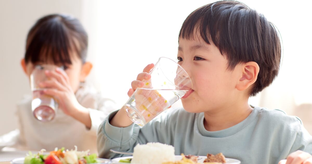 朝ごはんを食べているこどもたち