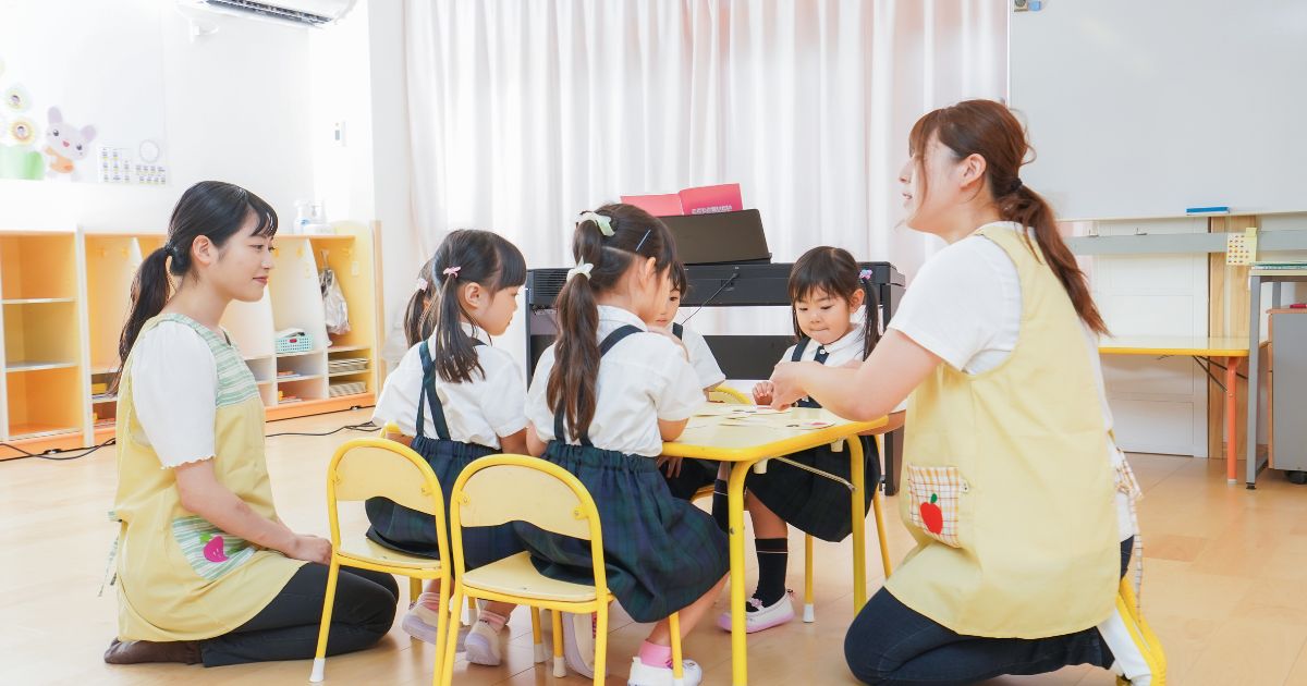 保育園の先生と子どもたち
