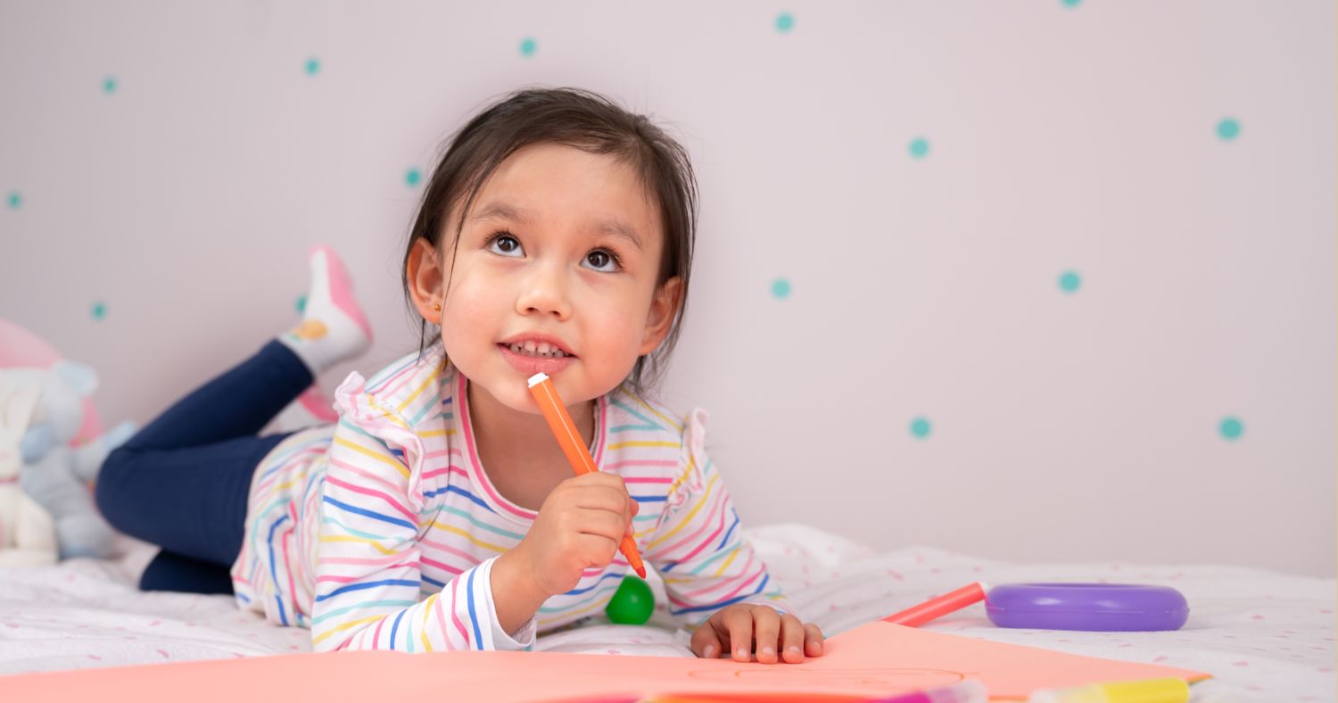 考える子どもの画像