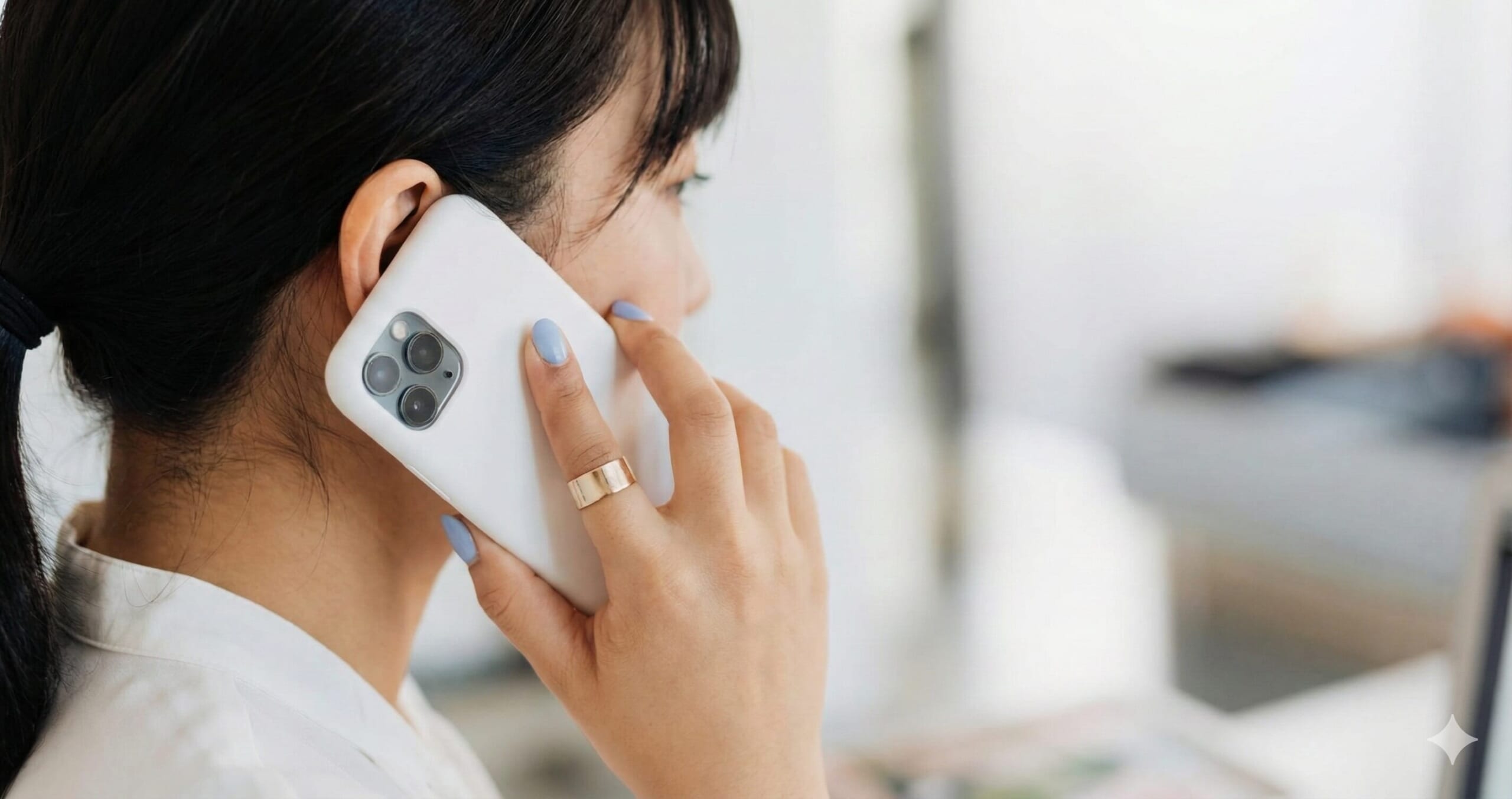 電話をする保護者