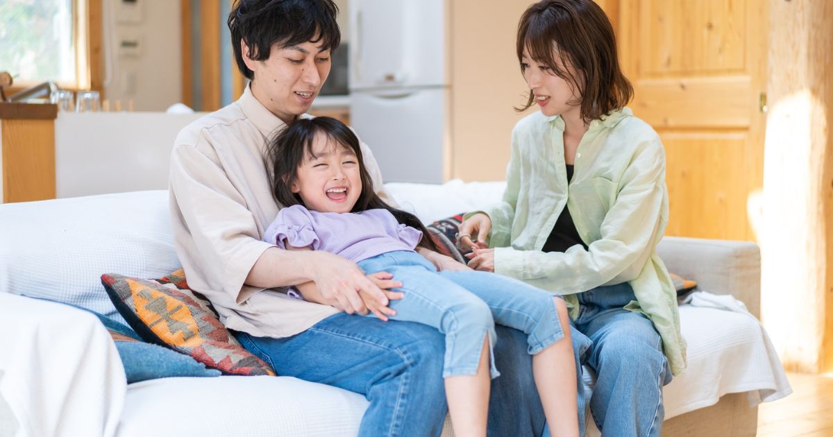 ゴロゴロする親子