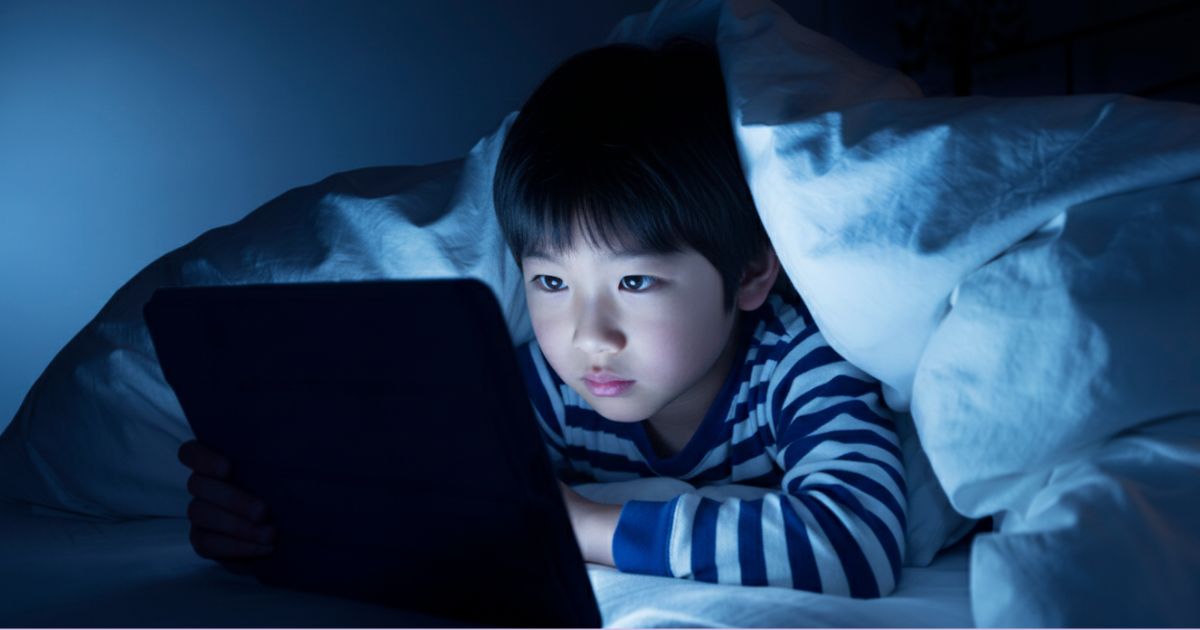 夜更かしする子供