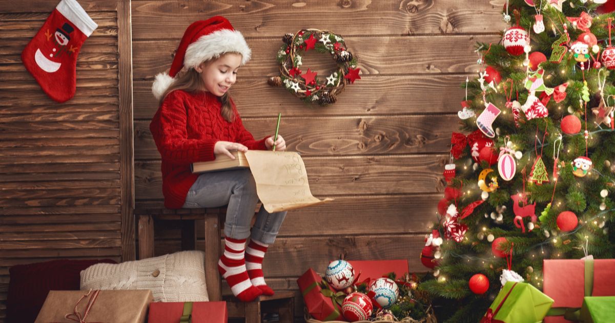 サンタに手紙を書く子ども