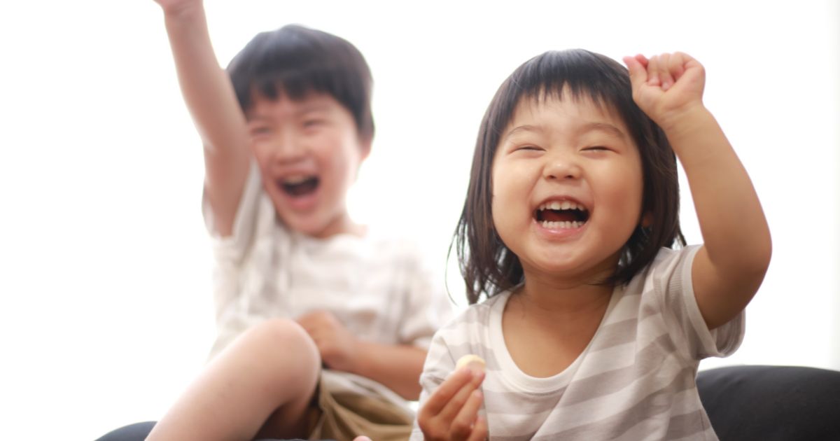 大笑いするこども