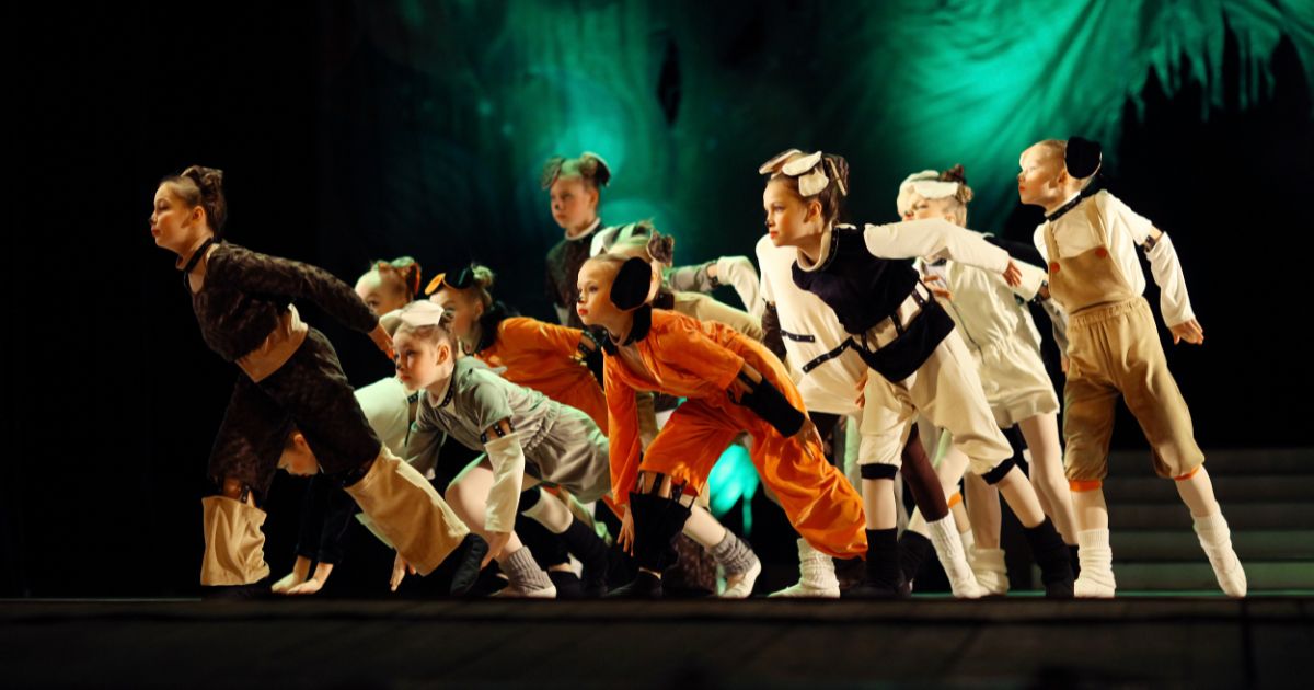 劇場で踊るこども