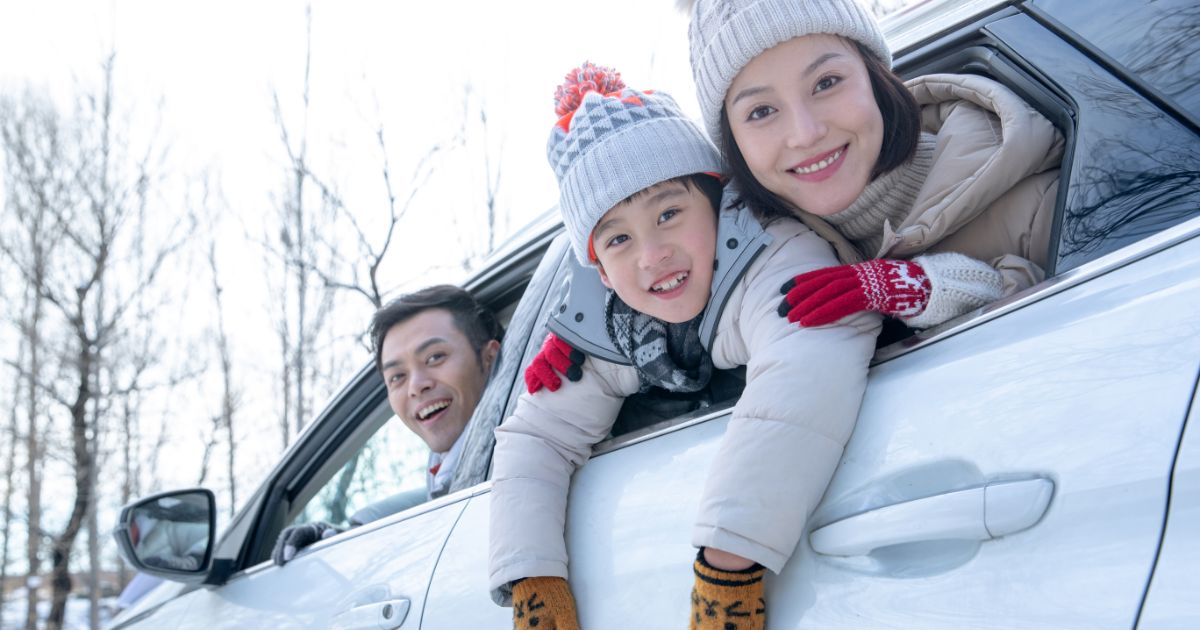 車から顔を出している親子