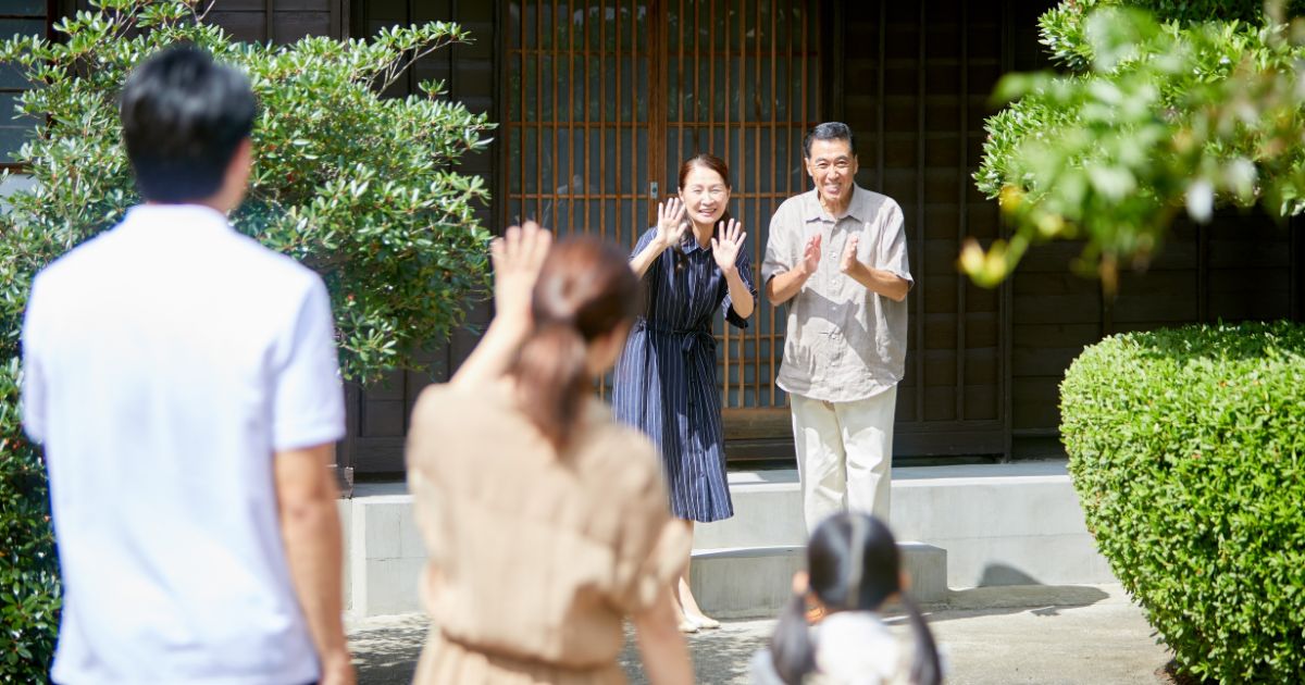 挨拶をする家族