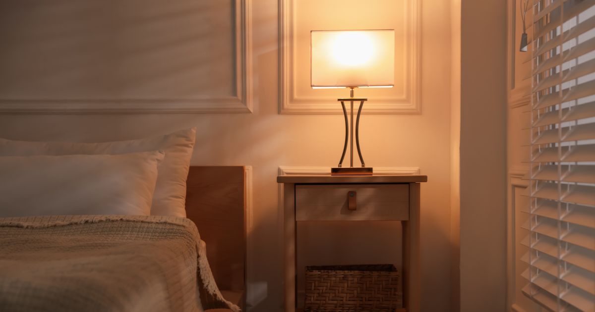 ベッドの脇にある間接照明