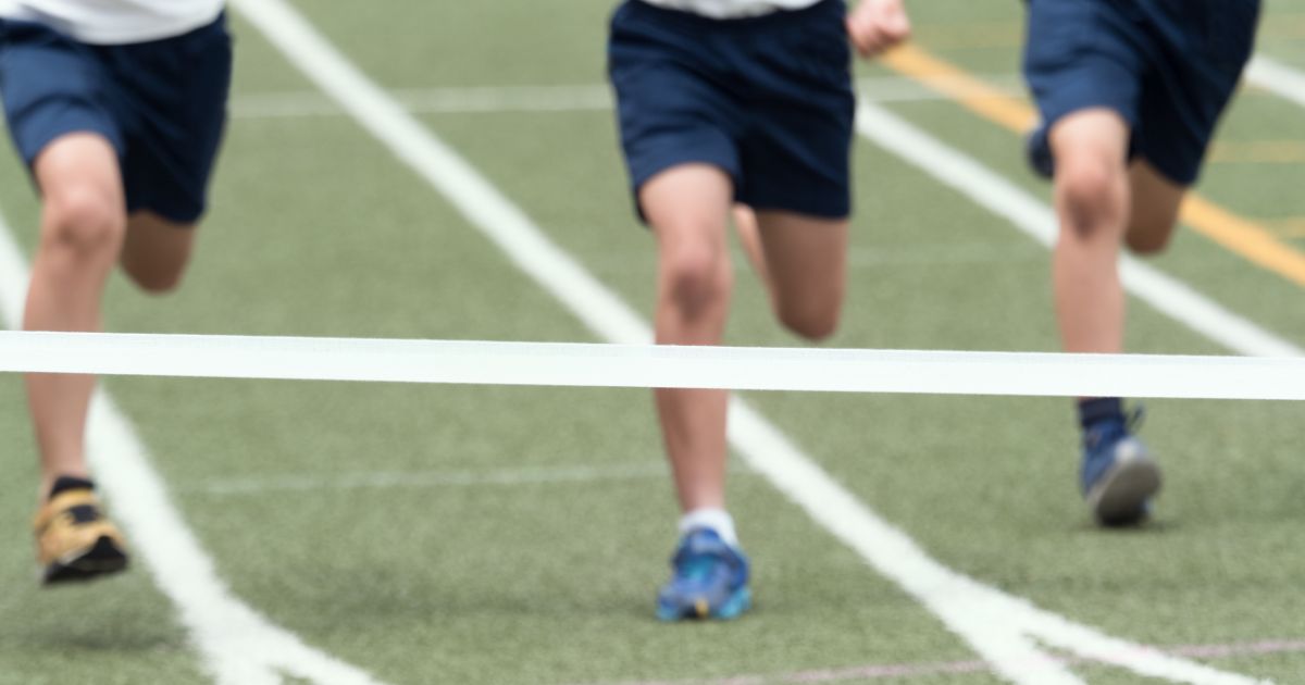 かけっこしている足の写真