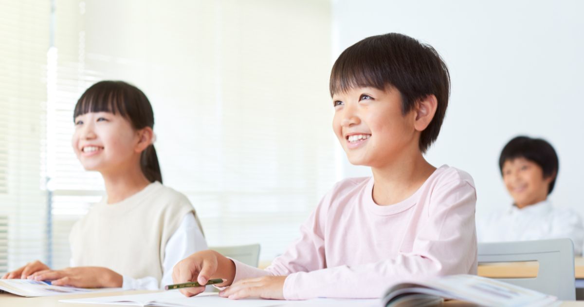 楽しく勉強している10歳の子どもたち