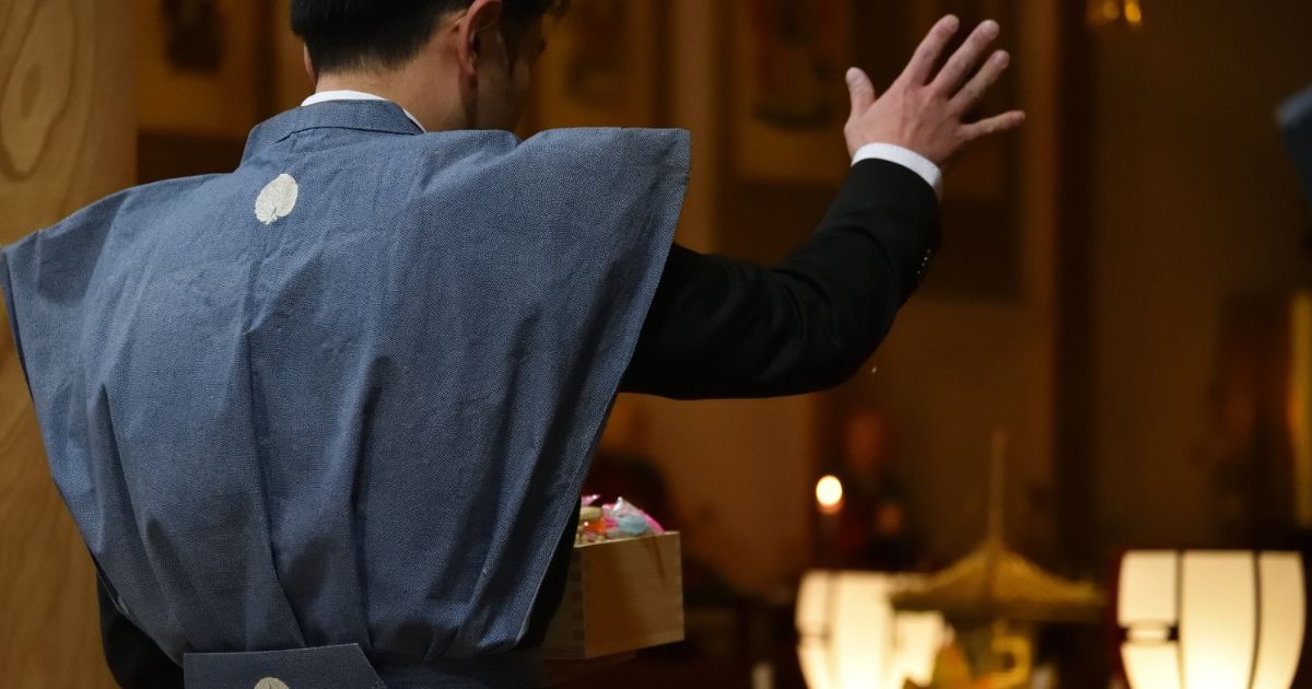 豆を投げる画像