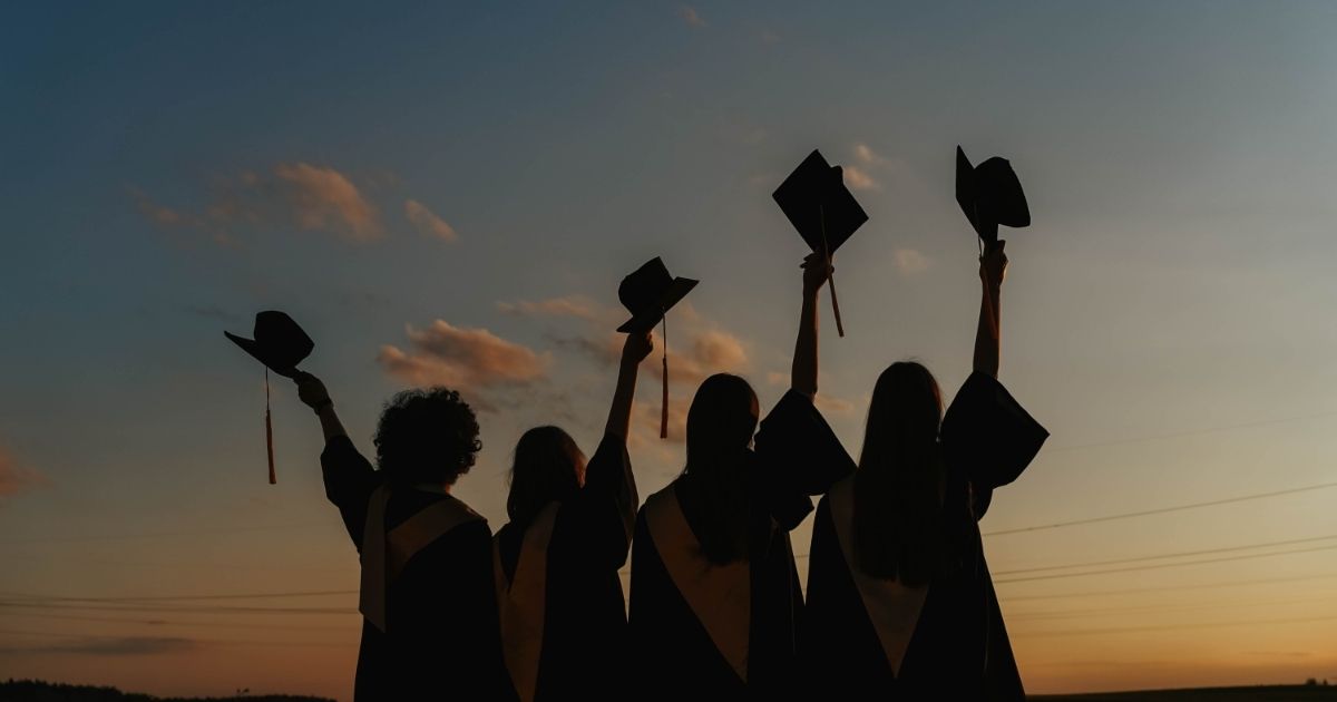 角帽を投げる卒業生たちのシルエット