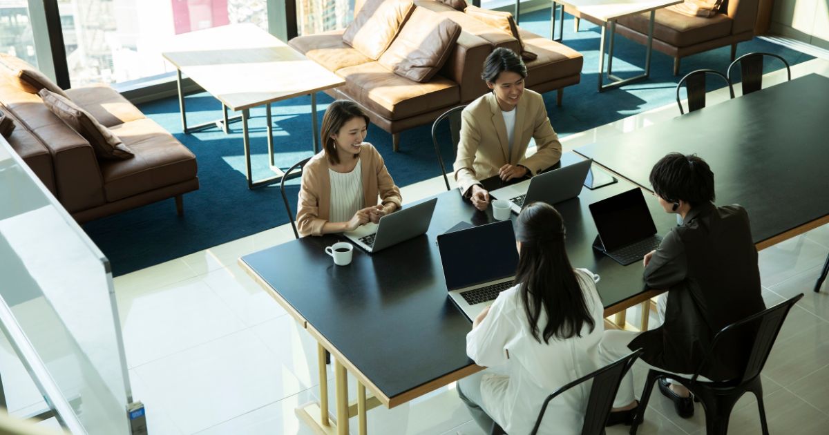 オフィスで打ち合わせ中の4人