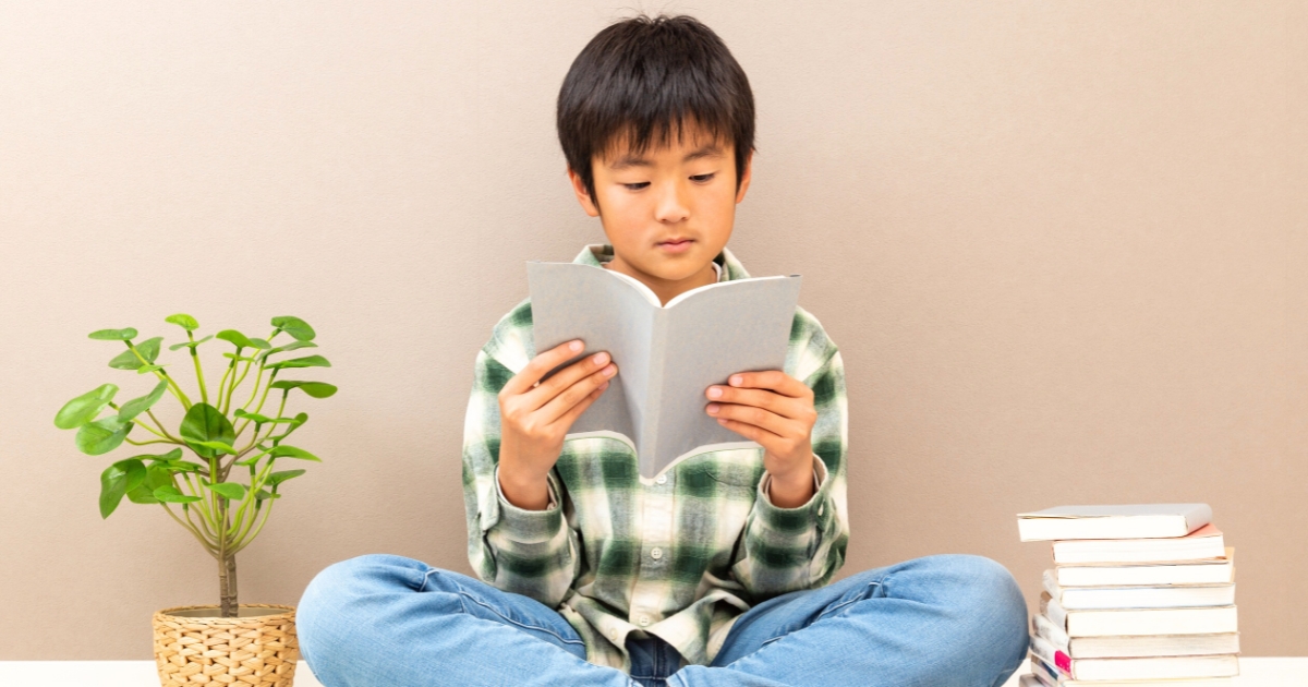 男の子がひとりで読書をしている様子