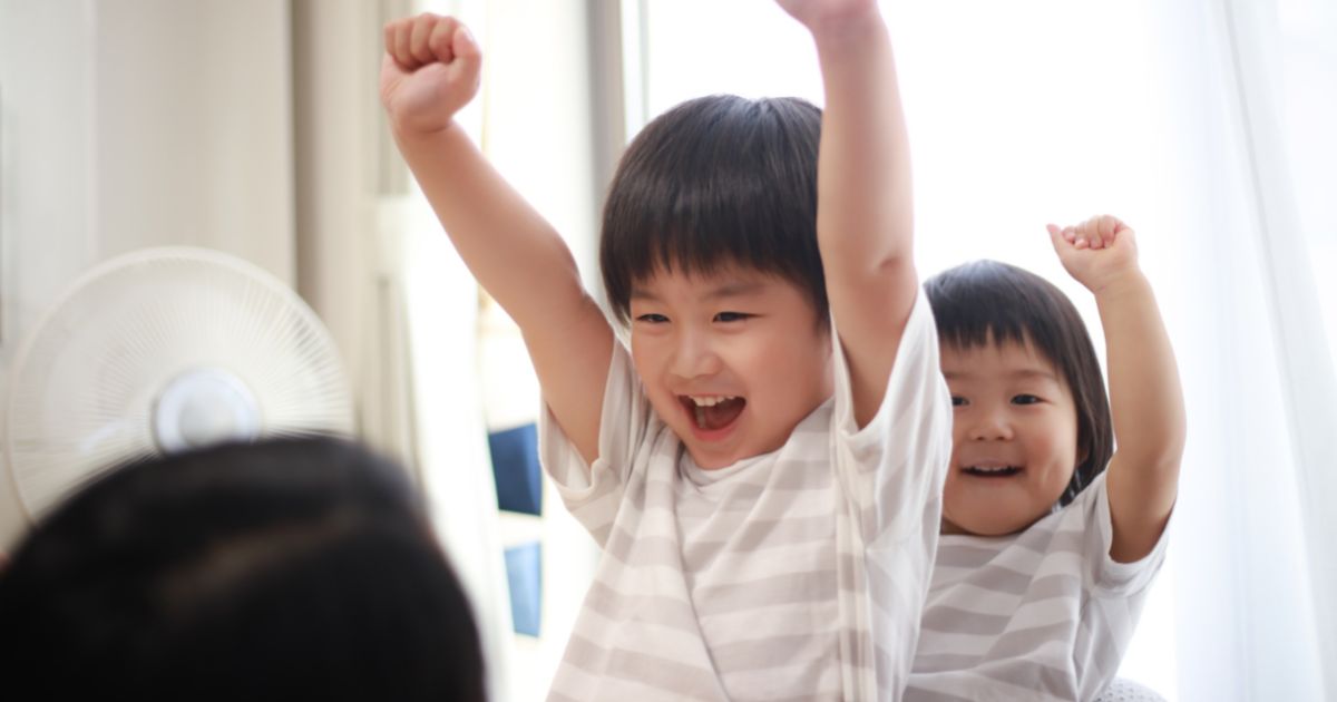 両手を上げて喜ぶ兄弟