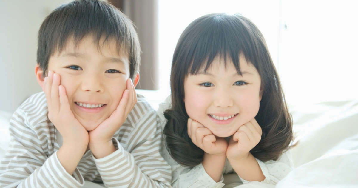 ベッドに横たわる子どもたち