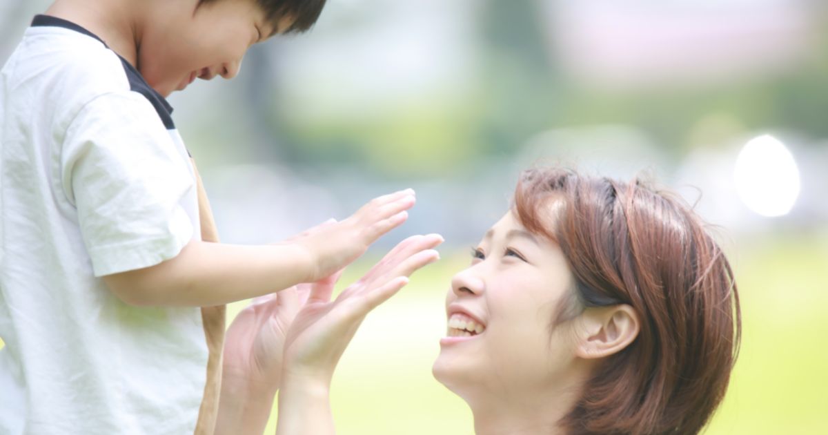 ハイタッチする親子