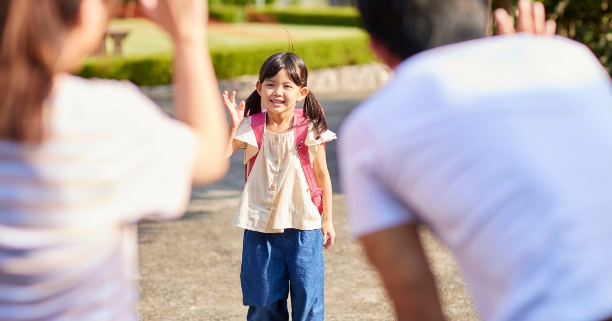 親子で笑顔で手を振る様子