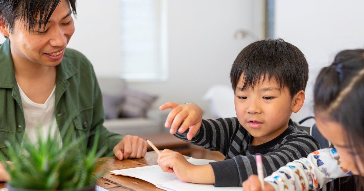 「手伝いすぎ」が子どもの自信を奪う｜親の先回りが自己効力感を削るメカニズム