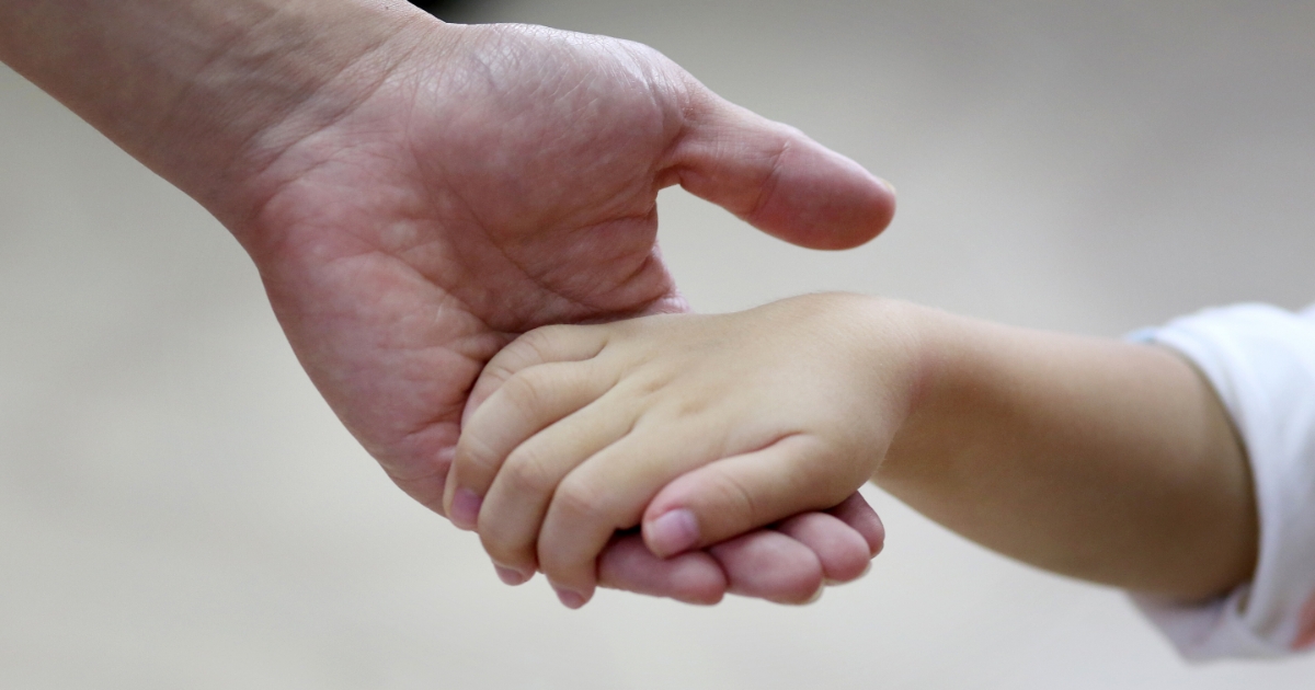 親子で手をつなぐ