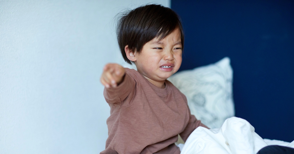 寝室で不満を表明する男の子
