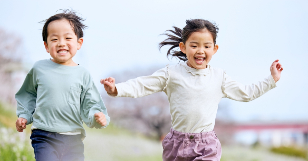 屋外で走る子どもたち