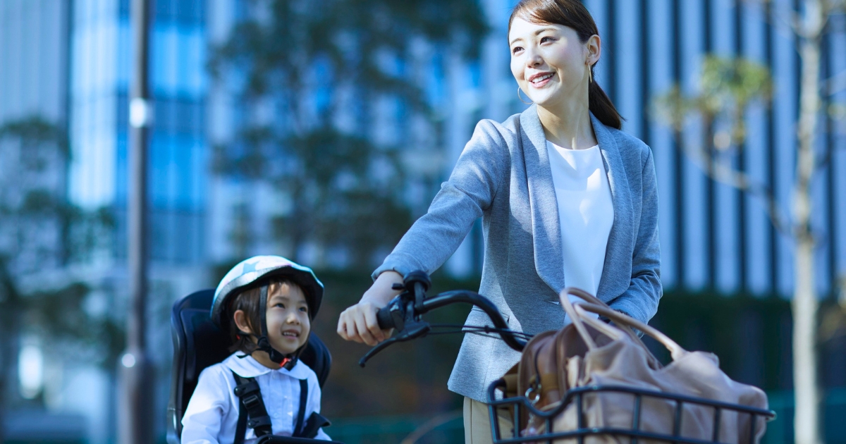 都市部で母子サイクリング