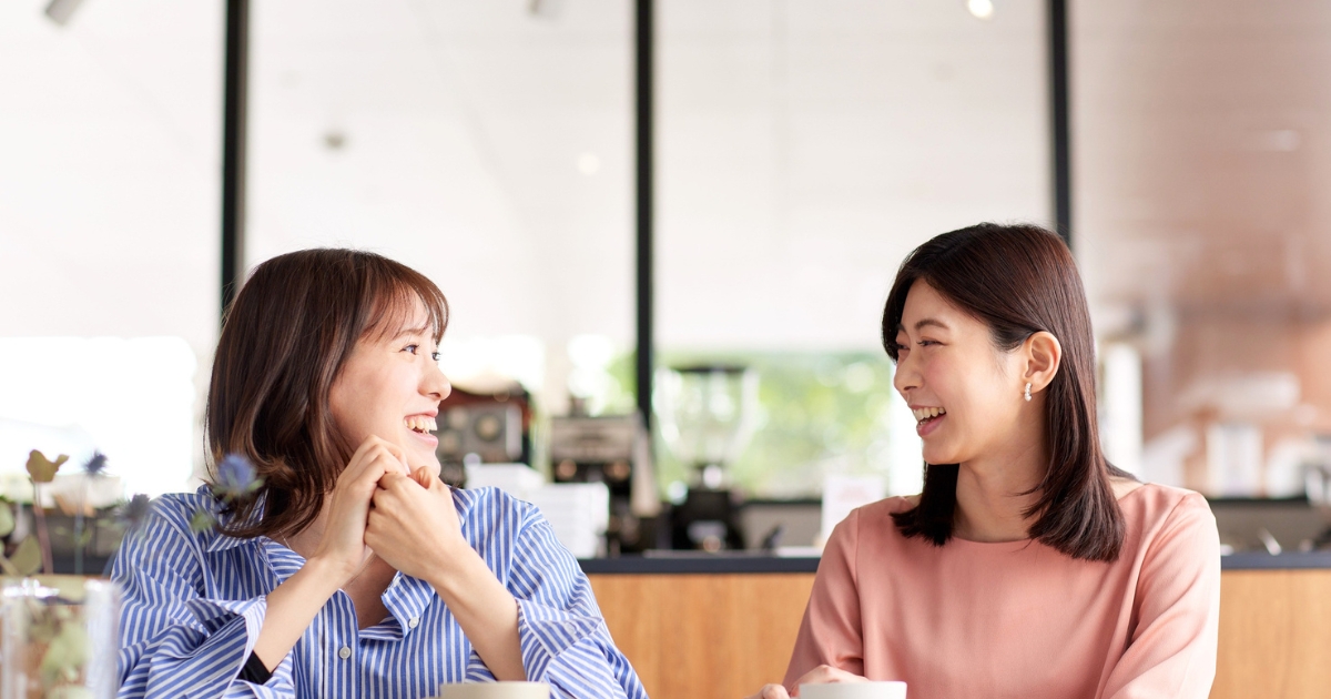 コーヒーと会話を楽しむ女性たち