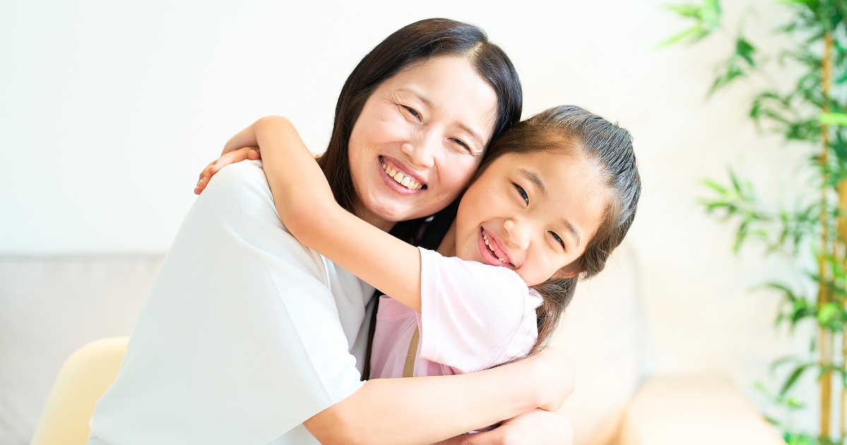 満面の笑顔で優しく抱き合う母親と女の子——片付けがうまくいったあとのほっとした瞬間
