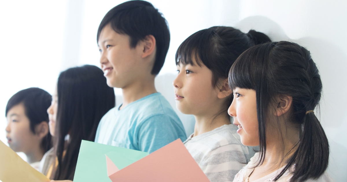 横に並んで前を見つめる子どもたち